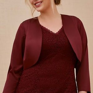 TORRID SPECIAL OCCASIONS BURGUNDY RED SATIN OPEN FRONT SHRUG SIZE 5